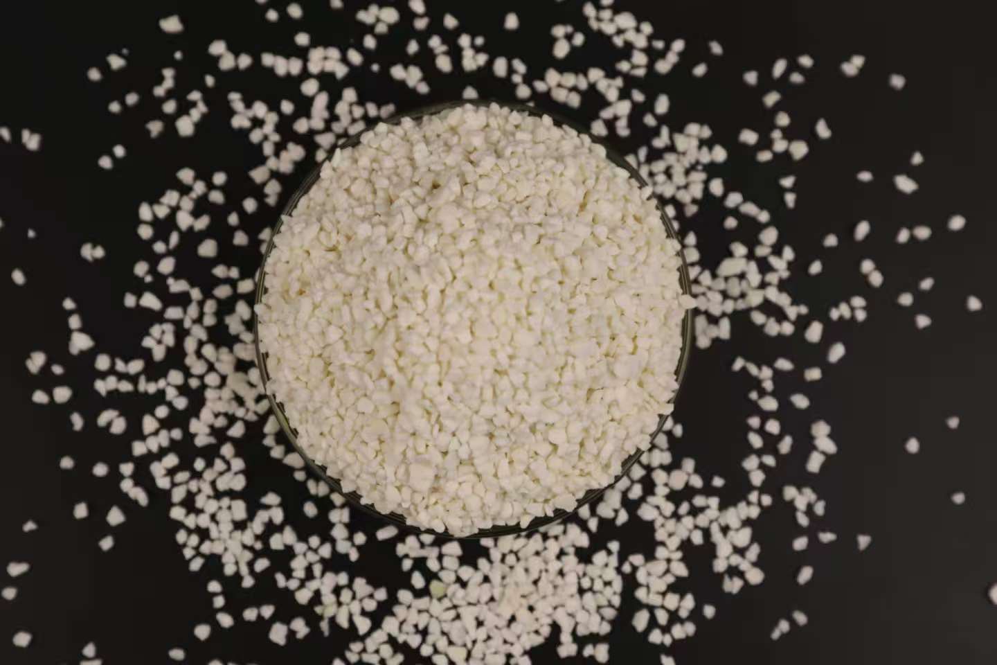 كيفية اختيار مورّد رمل قطط من الكسافا